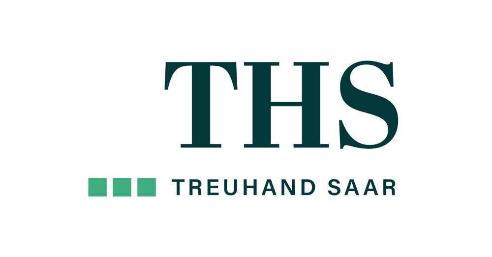 Grünes Logo mit weißen Buchstaben T, H und S, getrennt durch vertikale weiße Linien.